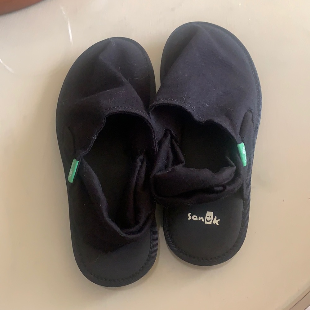 Sanuk yoga mat slip ons, new never worn
